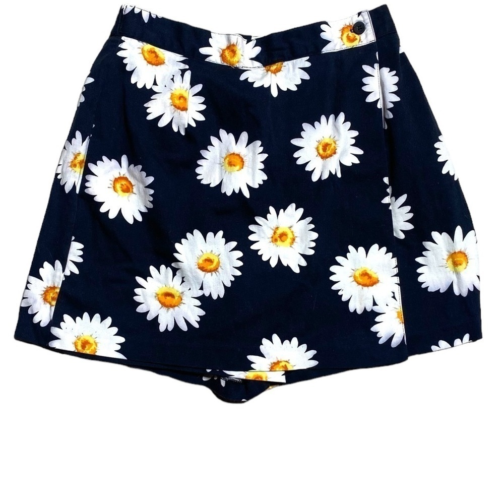 Briggs Petite Black Daisy Print Skort Size 10P